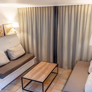 https://magnifique-vue-lac-au-golf-de-pont-royal.fr-provencehotel.com